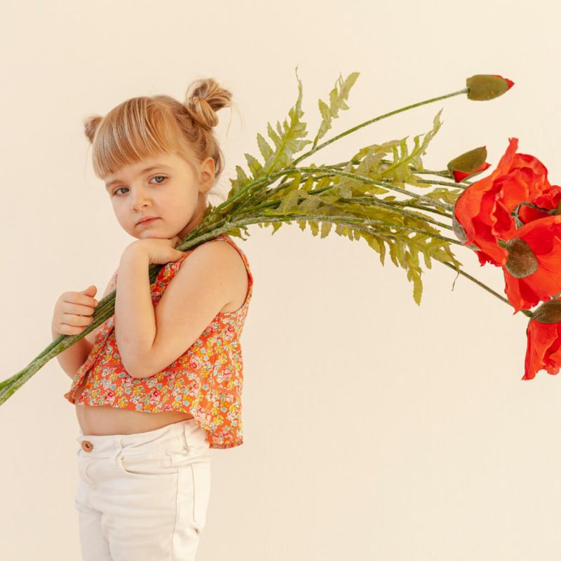 nina-posando-flores-2